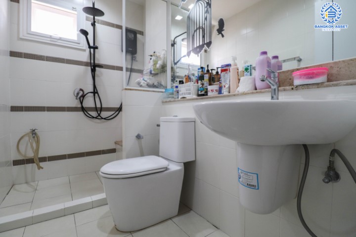 *****บ้านเดี่ยวทำเลใจกลางเมือง ม.เศรษฐสิริ งามวงศ์วาน-ประชาชื่น หลังมุม (ตรงข้าม ม.ธุรกิจบัณฑิตย์) บ้านหลังใหญ่ เนื้อที่ 77.8 ตร.ว. ฟังก์ชัน 5 ห้องนอน 4 ห้องน้ำ 2 ที่จอดรถ พื้นที่ใช้สอยเกือบ 250 ตร.ม. หน้าโครงการติดถนนประชาชื่น เชื่อมต่อถนนหลายสาย ใกล้เดอะมอลล์ฯ และจุดขึ้นทางด่วนงามวงศ์วาน